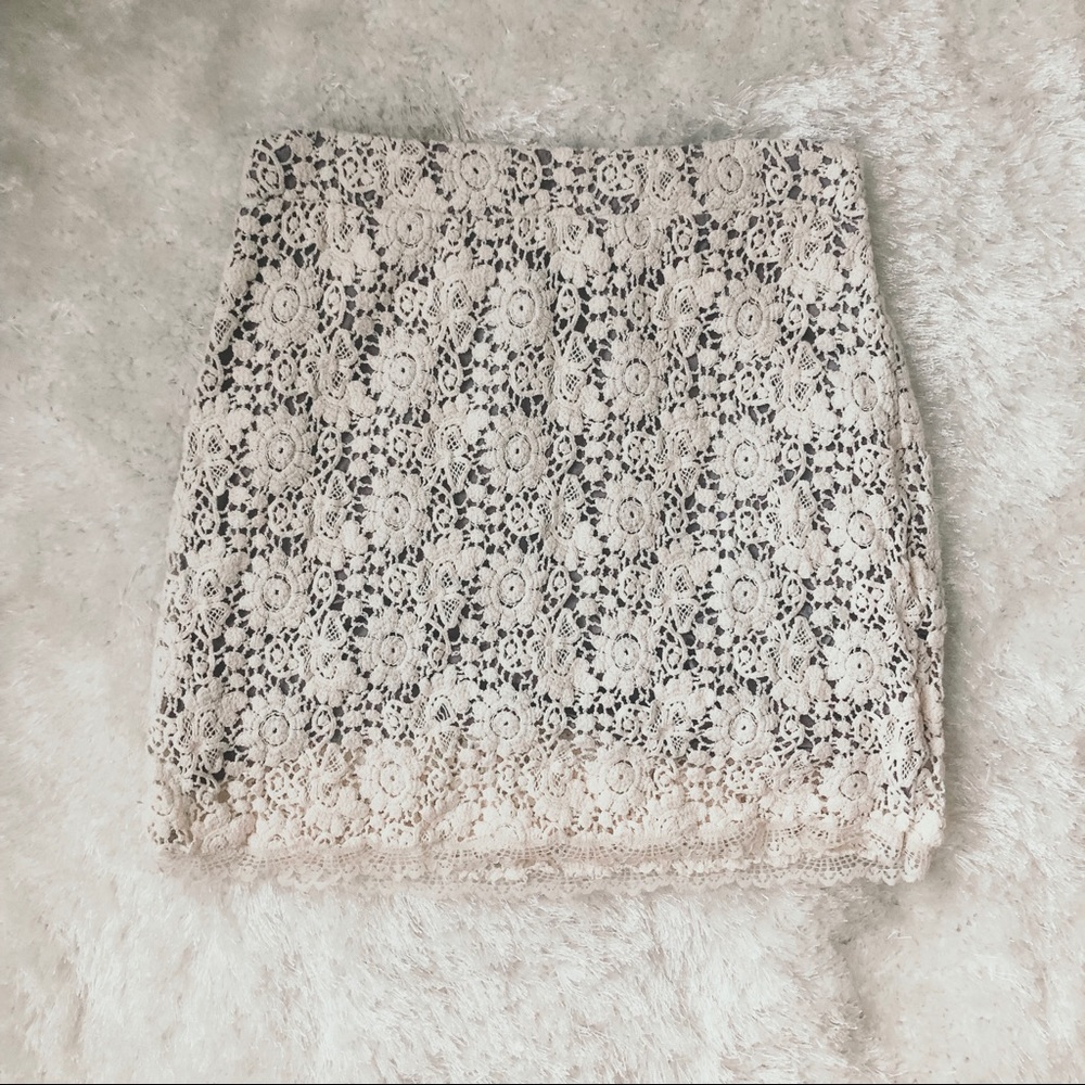 Urban Outfitters Cream/Gray Lace Mini Skirt Size 2